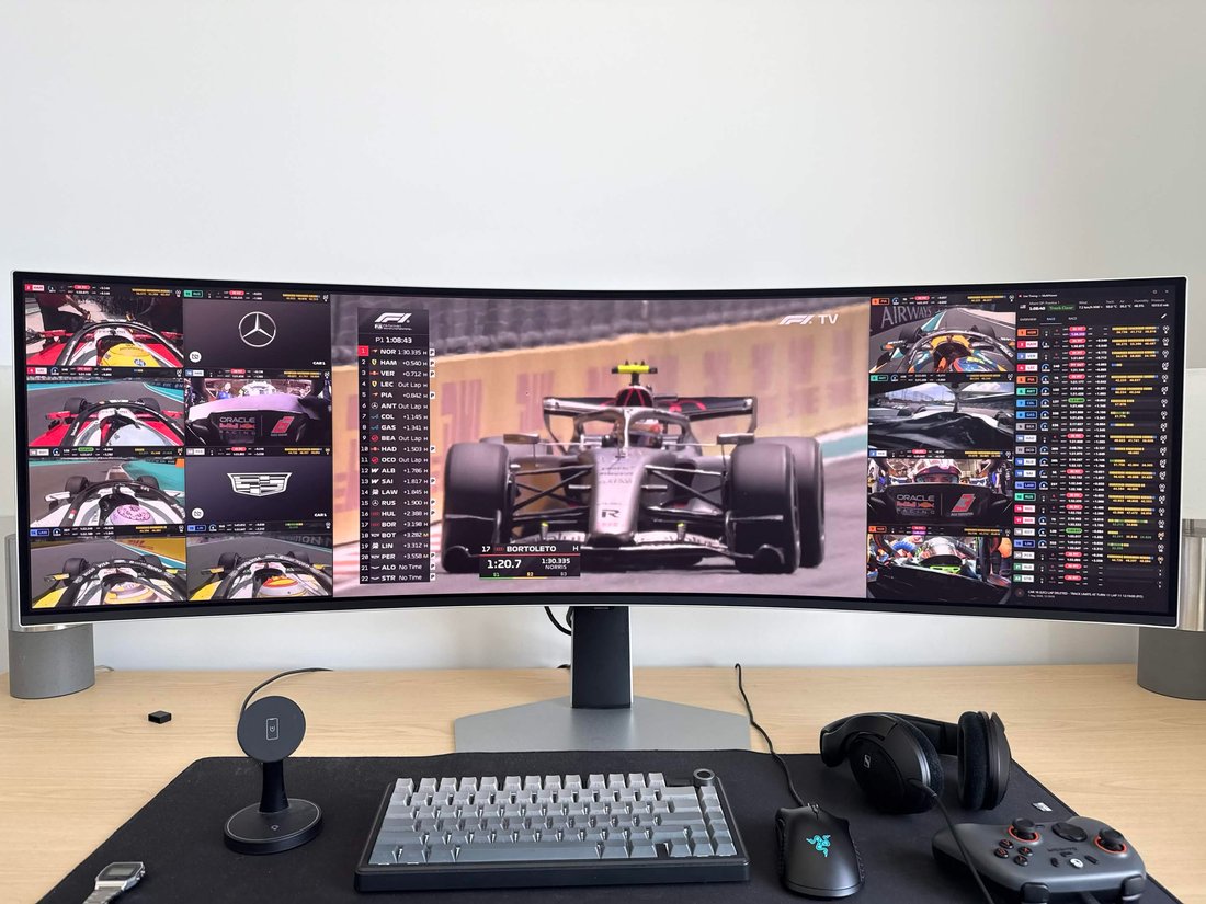 hououin kyouma's viewing setup