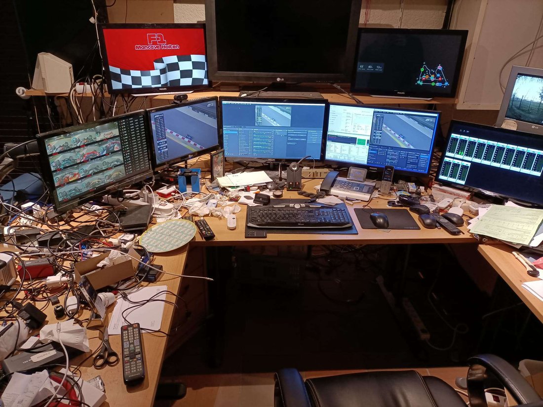 Mancave-Holten-F1's viewing setup